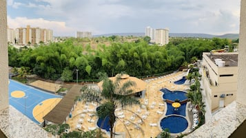 Quarto triplo clássico, 1 quarto, para não fumantes, vista para a piscina | Vista da propriedade