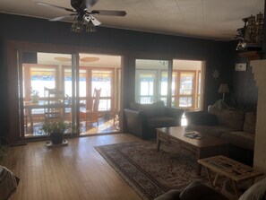 Smart-tv, tafelvoetbal en een stereo