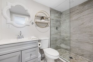 Shower, hair dryer, towels, soap - 4br & 2ba Ranch style house w/ huge backyard! (PORTSMOUTH)