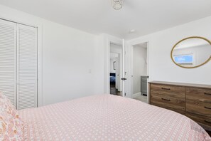 4 bedrooms, desk, iron/ironing board, free WiFi