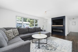 Smart TV, libros, monitor de computadora, impresora