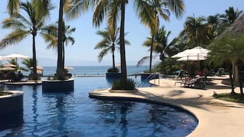 Una piscina al aire libre, una piscina climatizada