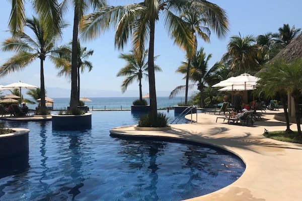 Utomhuspool och uppvÀrmd pool