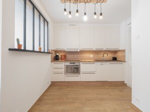 Een koelkast, een magnetron, een oven, een kookplaat