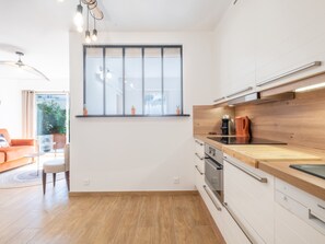 Kylskåp, mikrovågsugn, ugn och spishäll