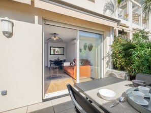 تناول الطعام بالخارج