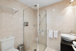 Appartement | Salle de bain | Ensemble douche/baignoire, sĂšche-cheveux, serviettes fournies