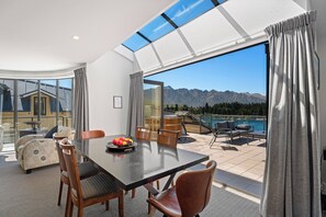 Apartment | Living area | Smart TV, Netflix, streaming services - 3-BEDROOM PENTHOUSE APARTMENT - THE BEACON 1002 (Queenstown)