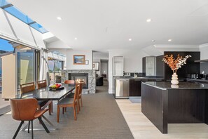 Apartment | Living area | Smart TV, Netflix, streaming services - 3-BEDROOM PENTHOUSE APARTMENT - THE BEACON 1002 (Queenstown)