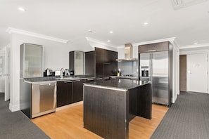 Apartment | Eigene Küche | Großer Kühlschrank, Mikrowelle, Ofen, Herdplatte