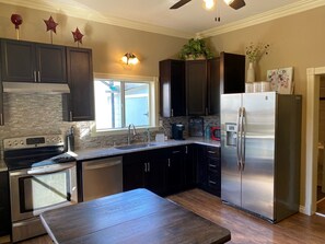 Réfrigérateur, four à micro-ondes, un four, surface de cuisson