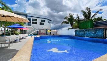 야외 수영장, 08:00 ~ 20:00 오픈, 수영장 파라솔, 일광욕 의자