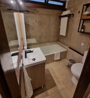 Tina con regadera, secadora de cabello, toallas 