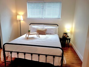 3 chambres, bureau, fer et planche à repasser, lit de bébé portatif