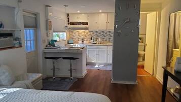 1 bedroom, in-room safe, iron/ironing board, free WiFi