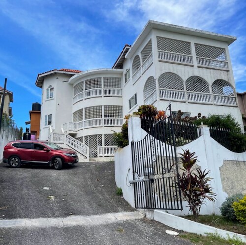 Skyline Suites, A/C 15 mins from Airport 