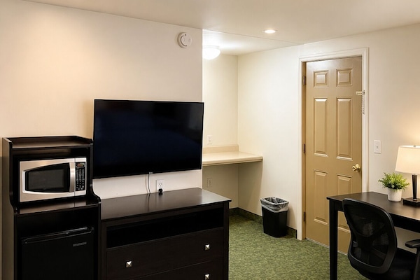 In-room safe, desk, individually decorated, individually furnished