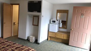 Deluxe Single Room, 1 King Bed | In-room safe, individually decorated, individually furnished, desk