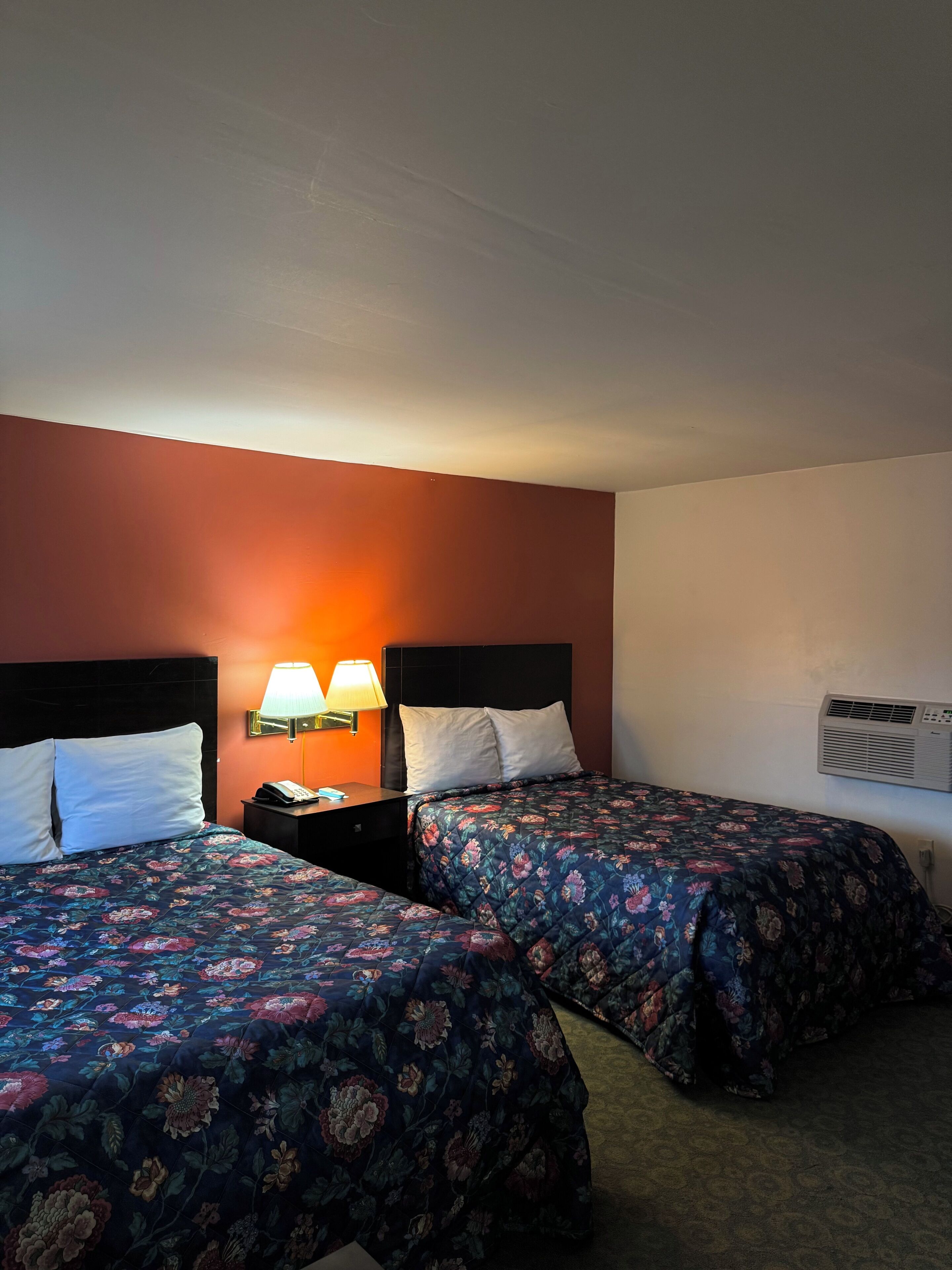 Kamar Double Deluks, 2 Tempat Tidur Double | Brankas dan didekorasi berbeda-beda