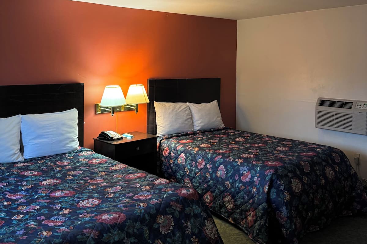 Phòng đôi Deluxe, 2 giường đôi | Két bảo mật tại phòng, trang trí khác biệt