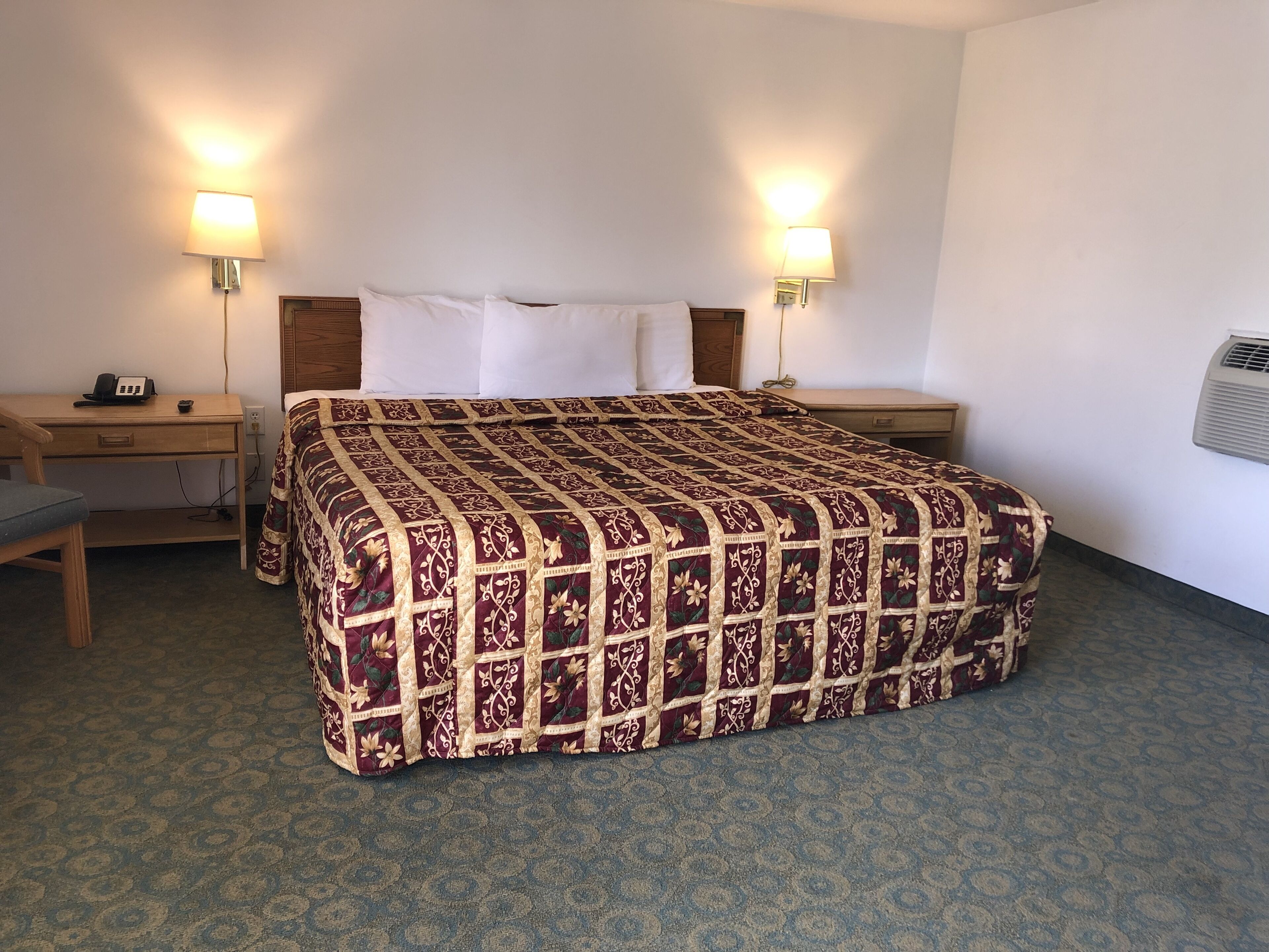 Kamar Single Deluks, 1 Tempat Tidur King | Brankas dan didekorasi berbeda-beda