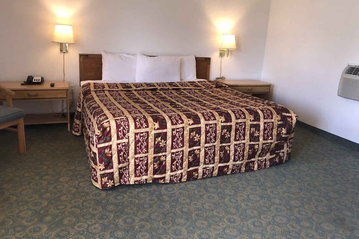 Phòng đơn Deluxe, 1 giường cỡ king | Két bảo mật tại phòng, trang trí khác biệt