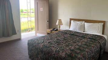 Deluxe Room, 1 Queen Bed | In-room safe, individually decorated, individually furnished, desk