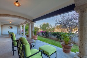 Outdoor dining - Casa Corona | Luxury 5BR Villa | Infinity Pool, Spa & Golf Views (Cabo San Lucas)