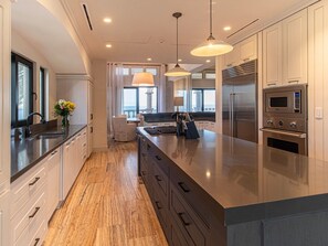 Jääkaappi, mikroaaltouuni, astianpesukone, kahvin-/teenkeitin