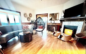 Smart-TV, Kamin, Videospiele, DVD-Player