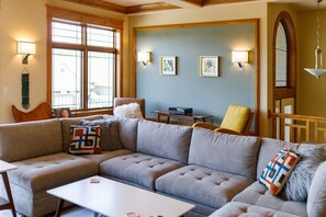 Älytelevisio, takka, kirjoja, stereot