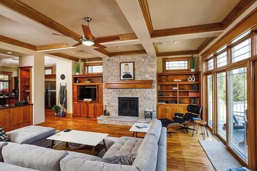 Cottage Row Retreat Luxury in Heart of Fish Creek