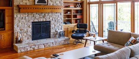 Una Smart TV, una chimenea, libros, un reproductor estéreo