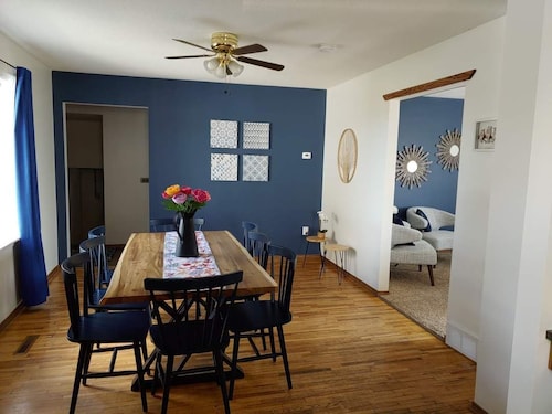 Lovely Three Bedroom Farmhouse between Lethbridge and Coaldale