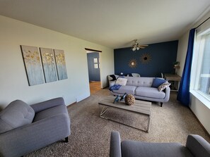 Living area - Lovely Three Bedroom Farmhouse between Lethbridge and Coaldale (Coaldale)