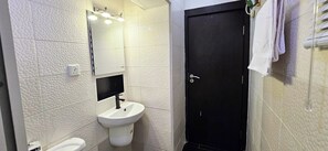 Douche, serviettes fournies, papier de toilette