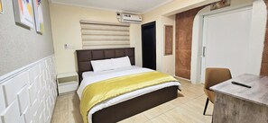 1 habitación, escritorio, tabla de planchar con plancha y wifi gratis 