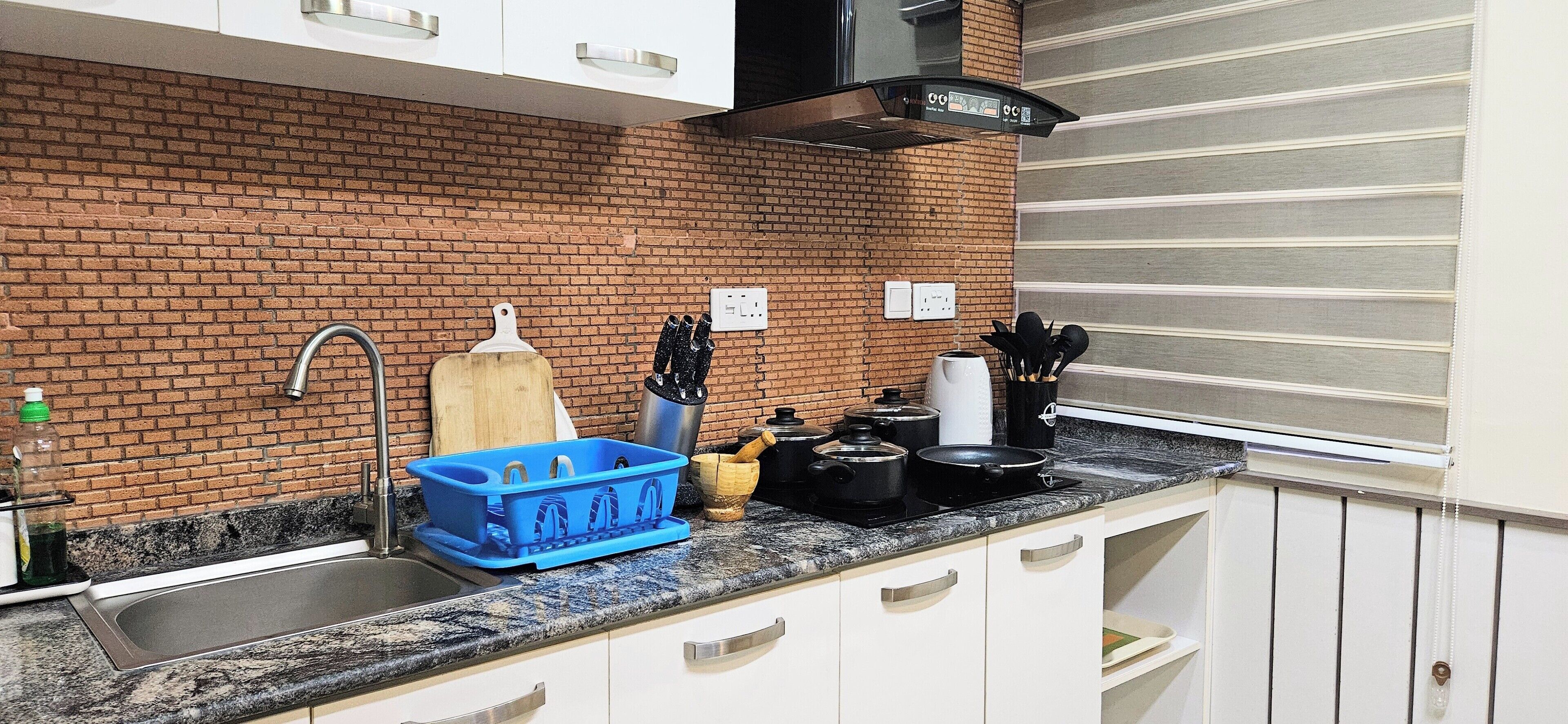 Een koelkast, een microgolfoven, een waterkoker, een broodrooster