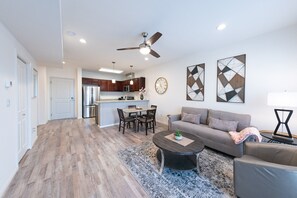 Um apartamento moderno com cozinha, sala de jantar e sala de estar.