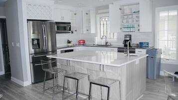 冰箱、微波炉、烤箱、炉灶