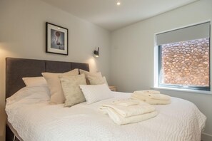1 bedroom, iron/ironing board, internet, bed sheets