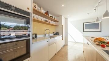 Réfrigérateur, micro-ondes, lave-vaisselle, cafetiÚre/bouilloire