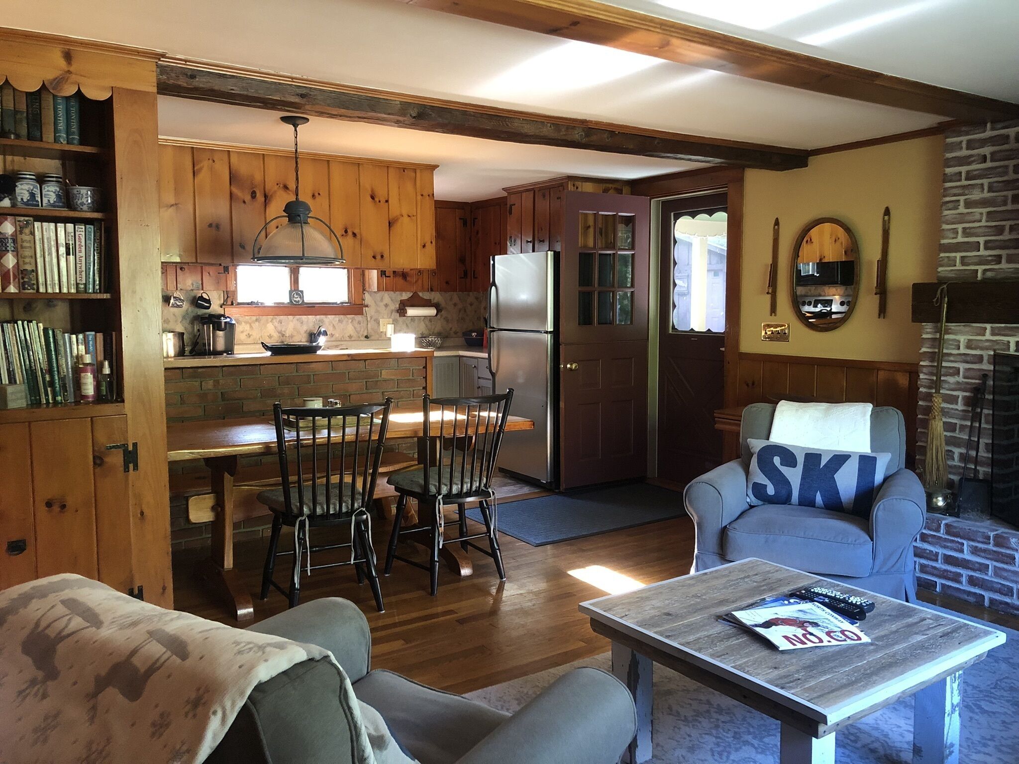 スマートテレビ、暖炉、書庫