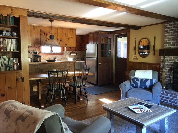 Smart TV, chimenea y libros 