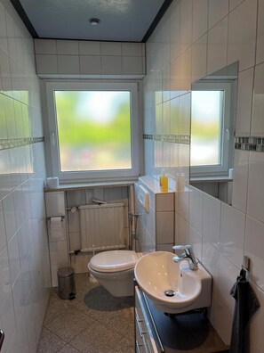 Douche, sèche-cheveux, serviettes fournies