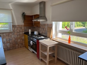 Jääkaappi, mikroaaltouuni, uuni, liesi