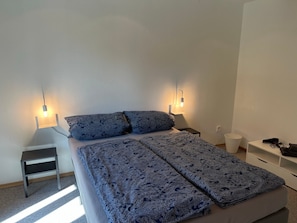 2 makuuhuonetta, silitysrauta/-lauta, ilmainen Wi-Fi, vuodevaatteet