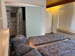 2 makuuhuonetta, silitysrauta/-lauta, ilmainen Wi-Fi, vuodevaatteet