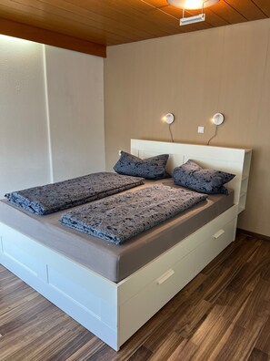 2 habitaciones, tabla de planchar con plancha y wifi gratis 