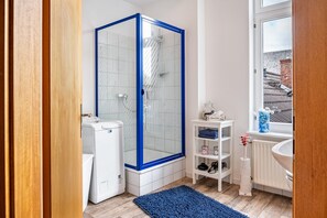 Baignoire, sèche-cheveux, serviettes fournies
